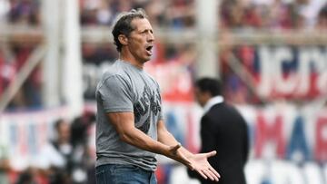 BUENOS AIRES, ARGENTINA - MARCH 05: Pedro Troglio head coach of San Lorenzo gestures during a match between San Lorenzo and River Plate as part of Copa de la Liga 2022 at Pedro Bidegain Stadium on March 5, 2022 in Buenos Aires, Argentina. (Photo by Rodrigo Valle/Getty Images)