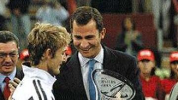 <b>FELICES.</B> Ferrero recoge el trofeo que le acredita como ganador del Masters de manos del Príncipe y en presencia de Santana y Ruiz Gallardón.
