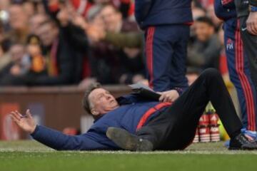 Así acabó Van Gaal, entrenador del Manchester United, intentando demostrar que un rival de su equipo había hecho un piscinazo. Obviamente no sirvió para nada ni le mostraron amarilla por simular.