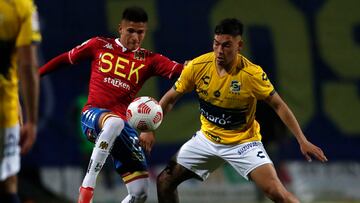 Futbol, Everton vs Union Espanola.
Fecha 12, Campeonato Nacional 2021.
El jugador de Union Espanola Benjamin Galdames, izquierda, disputa el balon con Dilan Zuniga de Everton durante el partido de primera division realizado en el estadio Sausalito de Vina del Mar, Chile.
23/07/2021
Andres Pina/Photosport

Football, Everton vs Union Espanola.
12th date, 2021 National Championship.
Union Espanola's player Benjamin Galdames, left, battles for the ball against Dilan Zuniga of Everton during the first division match held at the Sausalito stadium in Vina del Mar, Chile.
23/07/2021
Andres Pina/Photosport