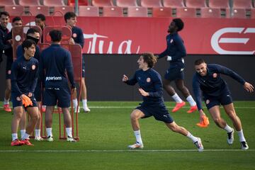 Bryan Gil participa junto a sus compa?eros en el entrenamiento del equipo este viernes en el estadio municipal de Montilivi.