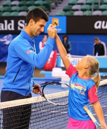 Novak Djokovic, como embajador de ANZ, disputó un 'partido' con la ganadora del concurso ANZ Hot Shots, Anna Obispo, en Melbourne.