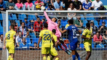 El portero del Villarreal, Luiz Lúcio Reis Júnior intenta despejar el balón durante el partido de la jornada 29 de LaLiga disputado entre el Getafe y el Villarreal.