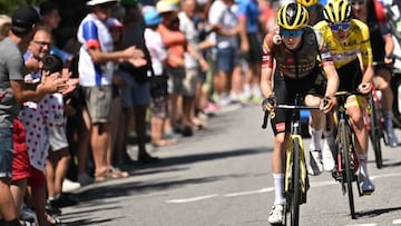 El ciclista danés Jonas Vingegaard ataca ante Tadej Pogacar en la undécima etapa del Tour de Francia con final en el Col du Granon.