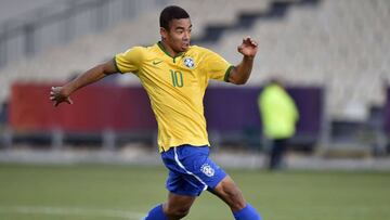 Gabriel Jesus of Brazil takes a pass during the FIFA Under-20 World Cup semi-final football match between Brazil and Senegal at Christchurch Stadium in Christchurch on June 17, 2015. AFP PHOTO / MARTY MELVILLE