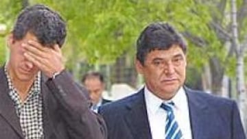 <b>APOYO</B>. Miguel Ángel Gil, acompañado por Pepe Fouto, no puede ocultar su preocupación por el estado de su padre.