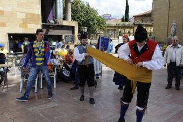 Miles de  seguidores del Cádiz se han desplazado hasta Oviedo para animar a su equipo 