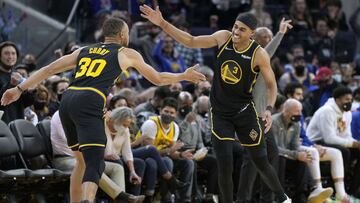 Stephen Curry celebra con Jordan Poole un triple ante los Sixers.