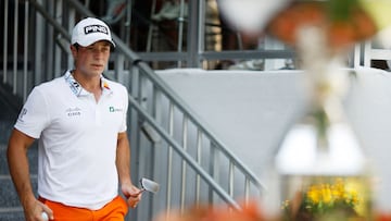 ATLANTA, GEORGIA - AUGUST 26: Viktor Hovland of Norway walks onto the first tee during the third round of the TOUR Championship at East Lake Golf Club on August 26, 2023 in Atlanta, Georgia. Cliff Hawkins/Getty Images/AFP (Photo by Cliff Hawkins / GETTY IMAGES NORTH AMERICA / Getty Images via AFP)
