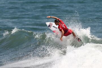 La surfista hawaiana, cuatro veces campeona del World Championship Tour de la World Surf League, ha escrito su nombre en los libros de historia del surfing. Otra vez. En su camino ganó a la campeona del mundo 2019 Sofia Mulanovich, a la brasileña Silvana Lima, a la local Amuro Tsuzuki y a la revelación del torneo, la subcampeona Bianca Buitendag. Enorme.