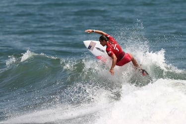 La surfista hawaiana, cuatro veces campeona del World Championship Tour de la World Surf League, ha escrito su nombre en los libros de historia del surfing. Otra vez. En su camino ganó a la campeona del mundo 2019 Sofia Mulanovich, a la brasileña Silvana Lima, a la local Amuro Tsuzuki y a la revelación del torneo, la subcampeona Bianca Buitendag. Enorme.