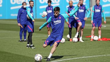 Pedri dispara a puerta en un momento de la última sesión de entrenamiento del equipo previa al viaje del Barcelona a San Sebastián.