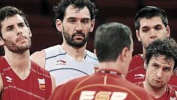 <b>LOS CONCEPTOS DE AÍTO. </b>Rudy Fernández, Garbajosa, Felipe Reyes y Raúl López asimilan rápido lo que les explica el seleccionador.