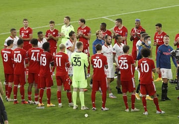 Los jugadores del Sevilla psasan entre los futbolistas del Bayern para recibir el premio de consolación.