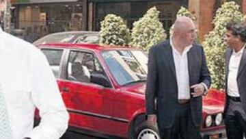 <b>¡CAZADOS! </b>AS captó el final de la reunión entre Galliani y Roberto de Assis ayer en Madrid.