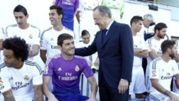 Florentino saluda a Iker Casillas antes de la realización de la foto oficial de la temporada 2013/14.