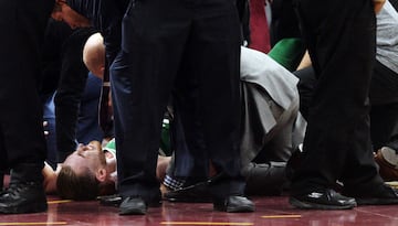 Gordon Hayward atendido por el médico de Boston Celtics. 