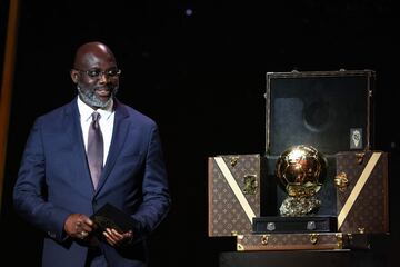 El expresidente de Liberia y exfutbolista liberiano George Weah entrega el premio Balón de Oro 2024.