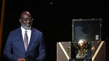 El expresidente de Liberia y exfutbolista liberiano George Weah entrega el premio Balón de Oro 2024.