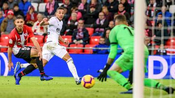Rodrigo Moreno remata a puerta ante la oposición de Yeray Álvarez durante el Athletic-Valencia de la jornada 10.