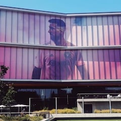 La sede central de Adidas ya luce con la imagen de Lionel Messi portando el uniforme de Inter Miami