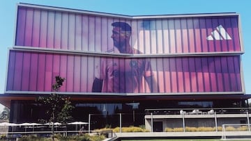 Una imponente foto de Messi vistiendo el uniforme de Inter Miami se hace presente en la central de Adidas.