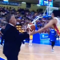 Primer partido de la final y el técnico del Perfumerías tiene un cruce de cables épico