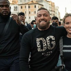Conor McGregor se pasea por Roma mientras sus guardaespaldas le sujetan la copa y graban vídeos