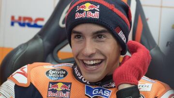 Márquez no quiso pasar frío en el box del Repsol Honda.