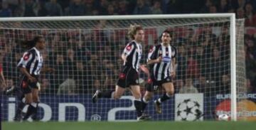 22 de abril de 2003. Partido de vuelta de los cuartos de final de la Champions League entre el Barcelona y la Juventus, ganó la Juve por 1-2. Pasaron a la semifinal los de Turín. Nedved celebra uno de los goles.