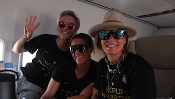 El equipo nacional femenil de USA llegó a Estados Unidos para iniciar con los festejos tras ganar la Copa del Mundo. Habrá un desfile en Manhattan.