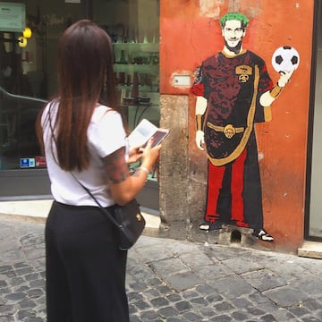 Plaza del Fico, Roma. Allí se alza Franciscvs Totti VIII Rex Romae. Un homenaje a Totti, leyenda del fútbol italiano. Es el segundo máximo goleador en la historia de la Serie A y el tercer jugador con más partidos, además del máximo goleador de la historia de la Roma.