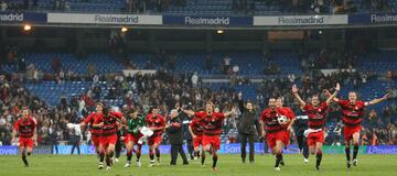 En la vuelta, ni el Bernabéu, ni el hat-trick de Raúl amedrentaron a los guipuzcoanos, que incluso llegaron a ponerse por delante dos veces. El 7 blanco anotó en el 85’ el balsámico 4-2 que clasificaba a los de Schuster, que sacó un once de garantías. Pero Eneko Romo obró el milagro fronterizo con un gol en el 89’. A Saviola le anularon un gol legal en el 43’ con 1-1 en el marcador.