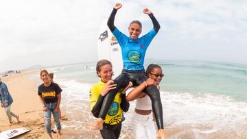 La surfista canaria Luc&iacute;a Machado celebrando su victoria en el Campeonato de Espa&ntilde;a de Surf 2021. Playa de A Fouxeira (Ferrol, Coru&ntilde;a, Galicia, Espa&ntilde;a), el 3 de agosto del 2021.