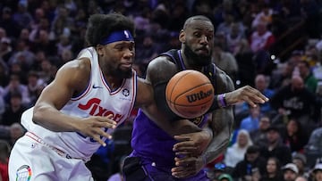 Guerschon Yabusele, ala-pívot de Philadelphia 76ers, y LeBron James, alero de Los Angeles Lakers.