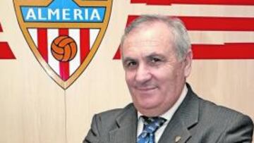 <b>SEGURO. </b>El presidente del Almería, Alfonso García, posando para AS.