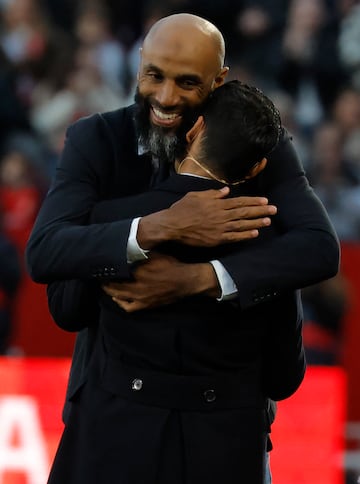 Abrazo con Kanouté.