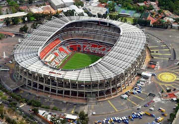 Estadio de fútbol situado en Ciudad de México. Su apertura data del 29 de mayo 1966 y ha sufrido hasta siete remodelaciones. La última en 2020. El América y la Selección de fútbol de México juegan como locales en estas instalaciones. Ha sido sede de finales de Copa del Mundo, Libertadores y Copa de Oro.