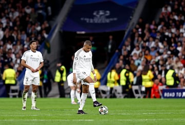 EL Arsenal golpeó primero en el Bernabéu. Filtró Mikel Merino para Saka dentro del área, definiendo de forma exquisita con una vaselina sobre Courtois. Varapalo al Real Madrid.