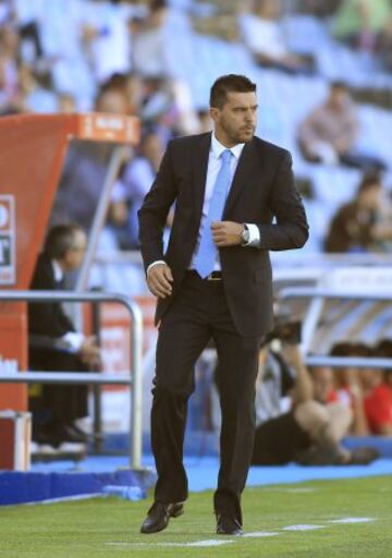 El técnico rumano del Getafe, Cosmin Contra, en un momento del partido que su equipo disputa ante el Atlético de Madrid, correspondiente a la trigésima tercera jornada de liga de Primera División disputado esta tarde en el Coliseo Alfonso Pérez de Getafe. 