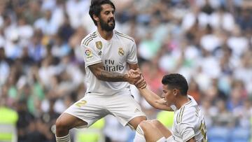 Isco levanta del suelo a James en una jugada del Real Madrid-Valladolid.