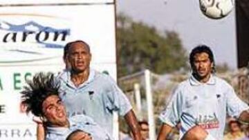 <B>PENALTI CLARO.</B> Después del penalti que el señalaron, nuevamente Urbano volvió a agarrar a Diego Alonso en el área y el árbitro no lo vio.