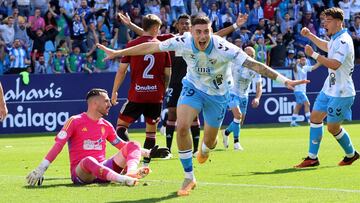 Roberto festeja su gol al Recreativo.