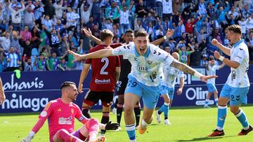 Roberto festeja su gol al Recreativo.