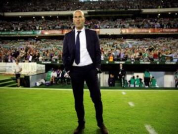 Football Soccer - Real Betis v Real Madrid- Spanish La Liga Santander - Benito Villamarin stadium, Seville - 15/10/16 Real Madrid's coach Zinedine Zidane. REUTERS / Marcelo del Pozo