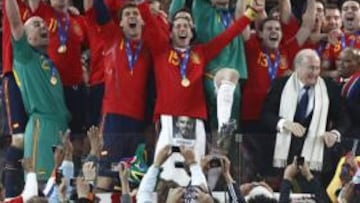 <b>CAMPEONES DEL MUNDO. </b>Casillas alza la copa del Mundial acompañado de todos los jugadores de la Selección.