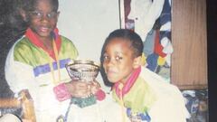 Adama Traoré de pequeño junto a su hermano. 