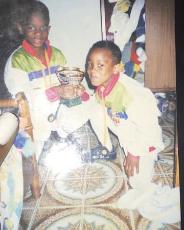 Adama Traoré de pequeño junto a su hermano. 