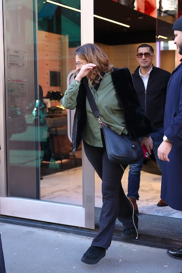 Fayza Lamari, madre de Kylian Mbappé, saliendo de un joyería de París.