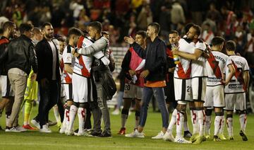 Los jugadores del Rayo celebraron la victoria sobre el Real Madrid.